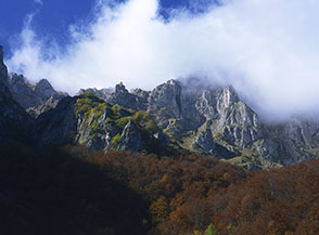 Le guglie e balze rocciose sul versante nord-orientale del Dente del Lupo.