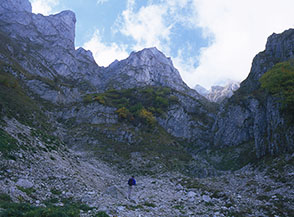 Il ghiaione che occupa il fondo del Gravone, ormai privo del nevaio che fino a pochi anni fa caratterizzava questa localit&agrave; tutto l&rsquo;anno.