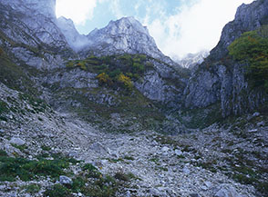 Il ghiaione che occupa il fondo del Gravone, ormai privo del nevaio che fino a pochi anni fa caratterizzava questa localit&agrave; tutto l&rsquo;anno.