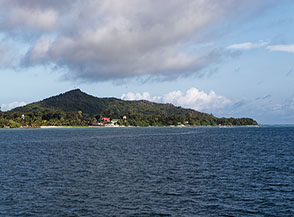 In avvicinamento a La Digue.