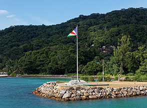 La bandiera della Repubblica delle Seychelles al porticciolo di La Digue.