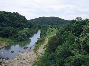 Il Fiume Mignone nei pressi della zona archeologica di Luni (sulla dx).