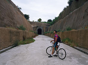All&rsquo;ingresso cementificato di una galleria lungo la ferrovia dismessa Capranica-Civitavecchia.