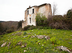 Vista da dietro della Caserma di Ginestra Superiore, purtroppo in completo abbandono.