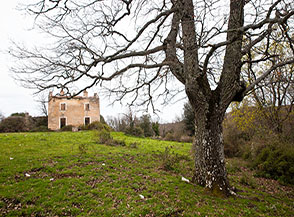 La Caserma di Ginestra Superiore posta su un panoramico colle prativo.
