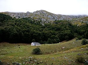 Il Rifugio la Fossa nell&rsquo;omonima localit&agrave; ai piedi della Cresta Sassatelli (nascosta dalle nuvole).