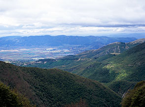Vista a valle sulla Piana del Velino ed i Laghi di Ripa Sottile (dai pressi della Fonte dell&rsquo;Acquasanta).