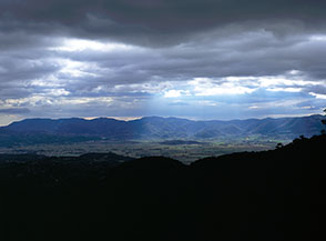 I raggi che filtrano nell&rsquo;oscuro strato di nubi illuminano la Piana del Velino (da Colle Varco).