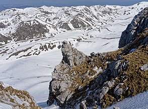 Affaccio dalla Cresta Nord-Ovest de la Gallinola sull&rsquo;altopiano di Campo Puzzo.