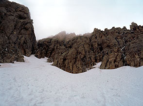 Nuvole s&rsquo;infrangono fra le guglie rocciose che sovrastano la Grande Comba.