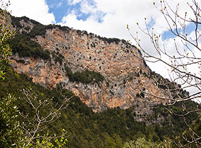 La rossa falesia del Monte Pescorubino domina la Valle Soprana.