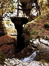 Le acque del torrente spariscono nell&rsquo;oscurit&agrave; della Grava di Vesalo.