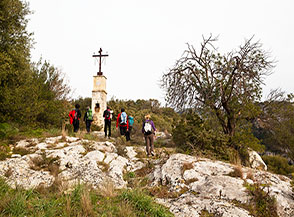 La stele commemorativa che si trova sul ciglio della Gravina di Matera alla partenza del sentiero per Cristo la Selva.
