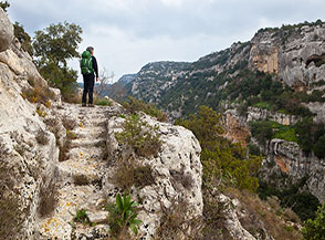 Il sentiero scavato nella roccia lungo cui si accede alla chiesa rupestre di Cristo la Selva.
