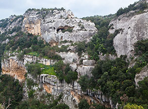 Il fianco della Gravina di Matera dov&egrave; ubicata (parete gialla alta sulla sx) la cripta del Saraceno.