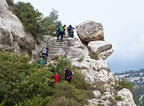 La scala scavata nella roccia presso l&rsquo;insediamento rupestre di Cristo la Selva, con cui si riguadagna il ciglio del canyon della Gravina di Matera.