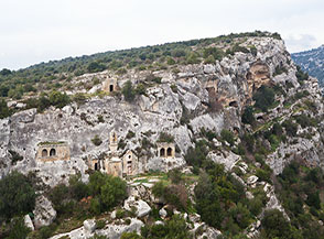 Il complesso monastico e rupestre di Cristo la Selva visto dal Villaggio Saraceno sul lato opposto della gravina.