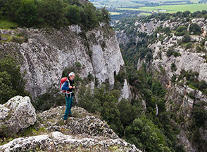Sul ciglio della Gravina di Matera all&rsquo;imbocco della vallecola lungo cui si sviluppa il Villaggio rupestre Saraceno.