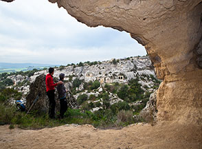 Vista su Cristo la Selva da una grotta rupestre che si trova sul fianco della gravina.