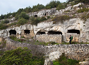 Grotte-abitazione del Villaggio rupestre del Saraceno situato in una valleccola laterale alla Gravina di Matera.