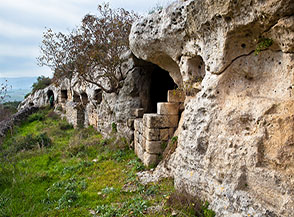 Scorcio fra le grotte del Villaggio del Saraceno alla Gravina di Matera.
