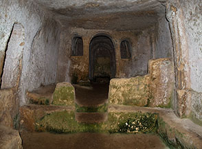 Gli ambienti centrali della Cripta di San Luca al Villaggio Saraceno: in primo piano l&rsquo;aula o oratorio, poi il bema, il presbiterio separato da un iconostasi con finestrelle scavata direttamente nella roccia, ed infine l&rsquo;abside.
