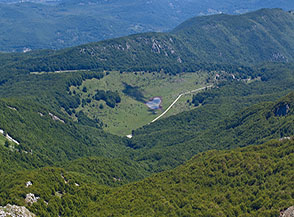 Il Piano ed il Lago di Pratofiorito visti dalla cima de la Meta.