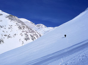 In traverso sui pendii del fianco dx del Vallone della Meta.