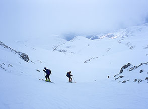 Scialpinismo sul canale che da Monte a Mare scende verso Costa della Cicogna.