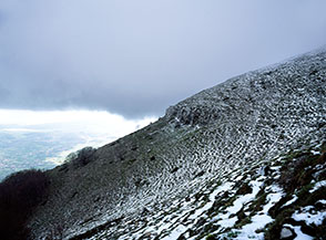 Scuri nuvoloni si appoggiano sulla Cresta Sud della Monna.