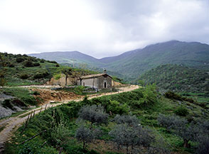 La graziosa chiesetta della Madonna del Campo all&rsquo;inizio della Valle della Forca.