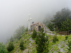 La cappellina di Santa Croce sull’omonimo valico tra Serra la Croce e Monte la Caccia.