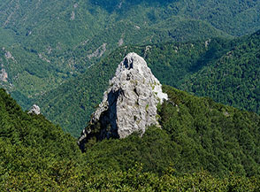 La spettacolare guglia rocciosa (senza nome sulle carte) situata sul fianco nord della cima altimetrica de la Montea.