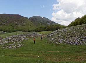 Sul vastissimo Piano il Campo alle pendici de la Mula (sullo sfondo).