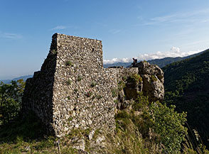Il Castello della Rocca, spettacolare belvedere sulle Gole del Rosa.