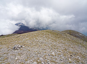 In cima all&rsquo;Anticima Nord de la Mula accerchiati dalle nubi.