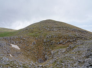 La marcata dolina/inghiottitoio che si trova non lontano dall&rsquo;Anticima Nord de la Mula.
