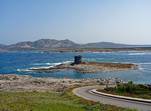 L&rsquo;Isola della Pelosa con la sua torre, nel braccio di mare che separa la Sardegna dall&rsquo;Isola dell&rsquo;Asinara (sullo sfondo).