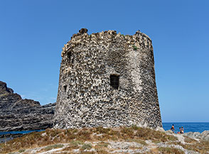 La Torre della Pelosa a Stintino, testimone silenzioso di tante storie di mare.