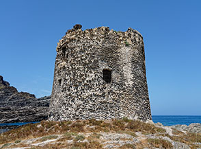 La Torre della Pelosa a Stintino, testimone silenzioso di tante storie di mare.