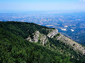 Dalla cima di Monte la Rapina vista oltre il crestone Est fino alla costa adriatica.