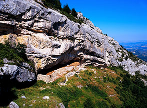 I ruderi dell&rsquo;Eremo di Fratavalle, sperduti ai piedi di una fascia rocciosa che si affaccia sulla Valle dell&rsquo;Avello.