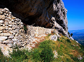 Il muro a secco, vago ricordo dell&rsquo;antico Eremo di Fratavalle.