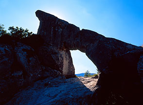 Il caratteristico arco naturale di Balzolo a Pennapiedimonte.