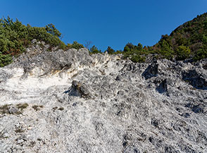 La caratteristica costa rocciosa che s&rsquo;incontra all&rsquo;inizio del sentiero per la Valle dei Preti (Roccacasale).