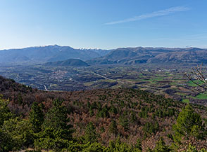 Vista sulla Valle Peligna sul sentiero che sale da Roccacasale passando per Pianezza.