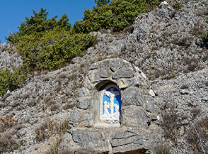 Una delle graziose formelle della Via Crucis che si sviluppa lungo la sterrata che conduce alla Fonte del Beato Mariano.