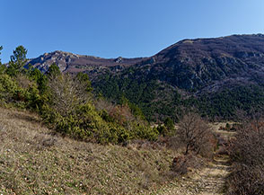 Dal Valico della Paglia si cala verso la Valle dei Preti con vista sul Monte Rotondo (a sx) e Colle dei Sambuchi.