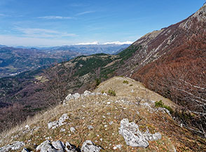 Prima di raggiungere la Rocca il sentiero si scopre regalandoci una bellissima vista con il Gran Sasso all&rsquo;orizzonte.