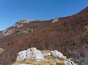 Vista verso il Monte Rotondo dalla cima del torrione roccioso della Rocca.